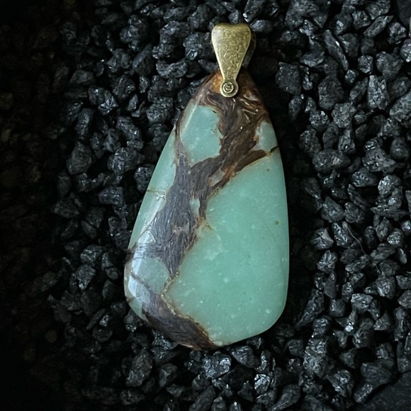 Gorgeous Green Chalcedony Pendant Natural Stone 1 1/4” x 2” Unique Shape - Picture 3 of 11